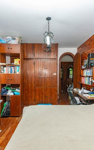 Casa à venda com 480m², 5 quartos e 4 vagas Casa à venda com 480m², 5 quartos e 4 vagasQuarto