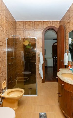 Casa à venda com 480m², 5 quartos e 4 vagas Casa à venda com 480m², 5 quartos e 4 vagasBanheiro Social
