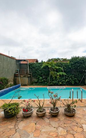 Casa à venda com 480m², 5 quartos e 4 vagas Casa à venda com 480m², 5 quartos e 4 vagasPiscina