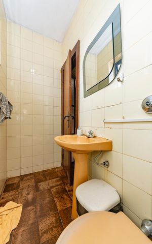 Casa à venda com 480m², 5 quartos e 4 vagas Casa à venda com 480m², 5 quartos e 4 vagasBanheiro Social 2