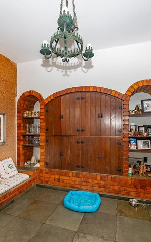 Casa à venda com 480m², 5 quartos e 4 vagas Casa à venda com 480m², 5 quartos e 4 vagasSaleta