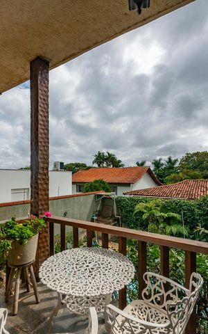 Casa à venda com 480m², 5 quartos e 4 vagas Casa à venda com 480m², 5 quartos e 4 vagasVaranda da Sala