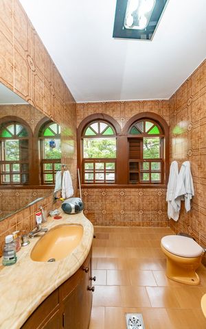 Casa à venda com 480m², 5 quartos e 4 vagas Casa à venda com 480m², 5 quartos e 4 vagasBanheiro Social
