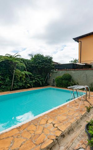 Casa à venda com 480m², 5 quartos e 4 vagas Casa à venda com 480m², 5 quartos e 4 vagasPiscina