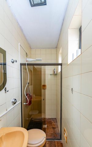 Casa à venda com 480m², 5 quartos e 4 vagas Casa à venda com 480m², 5 quartos e 4 vagasBanheiro Social 2