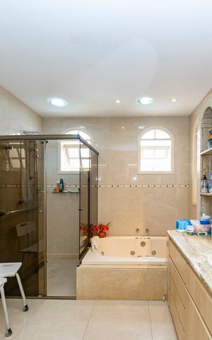 Casa à venda com 480m², 5 quartos e 4 vagas Casa à venda com 480m², 5 quartos e 4 vagasBanheiro da Suíte 1