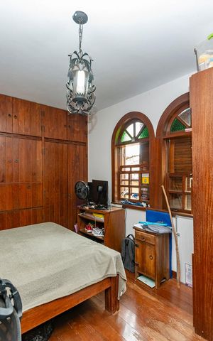 Casa à venda com 480m², 5 quartos e 4 vagas Casa à venda com 480m², 5 quartos e 4 vagasQuarto