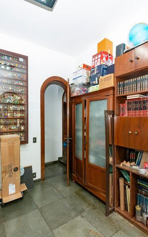 Casa à venda com 480m², 5 quartos e 4 vagas Casa à venda com 480m², 5 quartos e 4 vagasEscritório