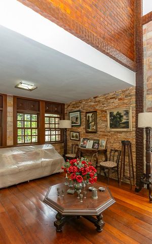 Casa à venda com 480m², 5 quartos e 4 vagas Casa à venda com 480m², 5 quartos e 4 vagasSala 1