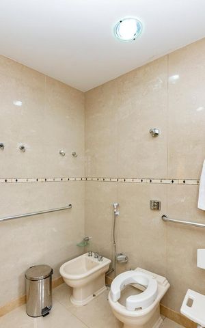 Casa à venda com 480m², 5 quartos e 4 vagas Casa à venda com 480m², 5 quartos e 4 vagasBanheiro da Suíte 1