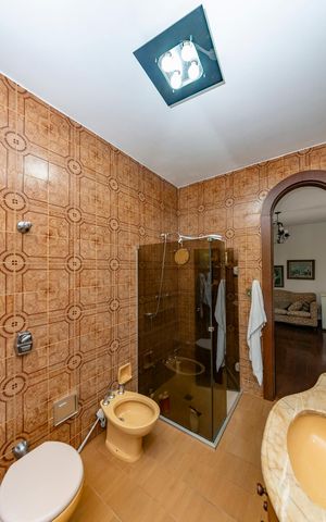 Casa à venda com 480m², 5 quartos e 4 vagas Casa à venda com 480m², 5 quartos e 4 vagasBanheiro Social