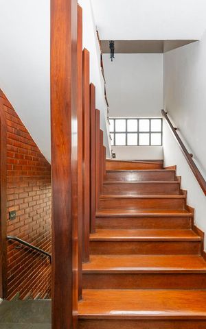 Casa à venda com 480m², 5 quartos e 4 vagas Casa à venda com 480m², 5 quartos e 4 vagasEscada