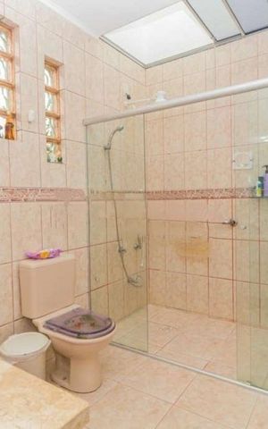 Casa à venda com 330m², 4 quartos e 3 vagas Casa à venda com 330m², 4 quartos e 3 vagasBanheiro