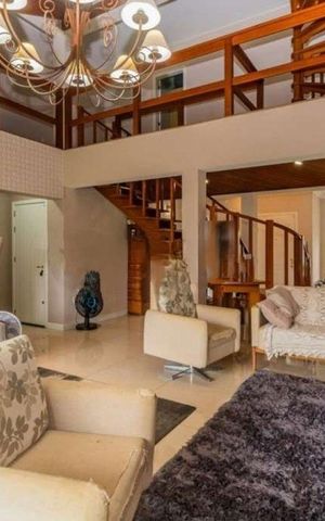 Casa à venda com 330m², 4 quartos e 3 vagas Casa à venda com 330m², 4 quartos e 3 vagasSala