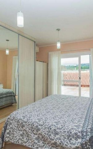 Casa à venda com 330m², 4 quartos e 3 vagas Casa à venda com 330m², 4 quartos e 3 vagasQuarto