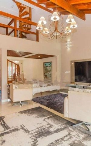 Casa à venda com 330m², 4 quartos e 3 vagas Casa à venda com 330m², 4 quartos e 3 vagasSala