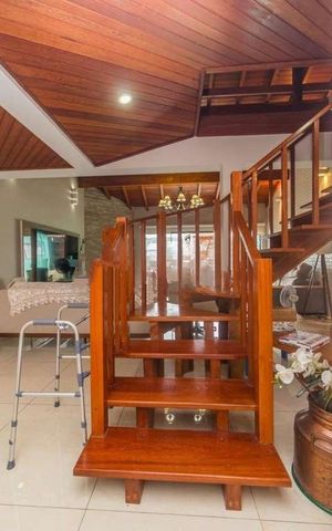 Casa à venda com 330m², 4 quartos e 3 vagas Casa à venda com 330m², 4 quartos e 3 vagasEscada