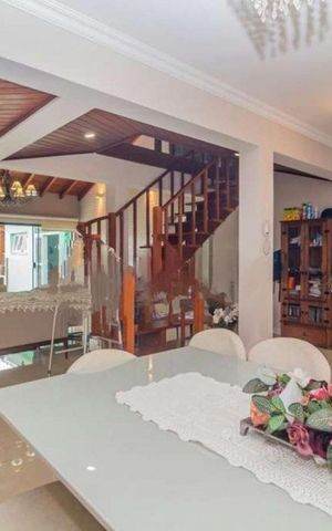 Casa à venda com 330m², 4 quartos e 3 vagas Casa à venda com 330m², 4 quartos e 3 vagasSala