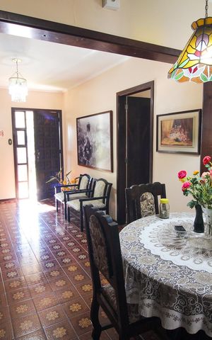 Casa à venda com 220m², 4 quartos e 2 vagas Casa à venda com 220m², 4 quartos e 2 vagasSala