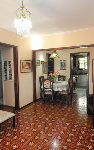 Casa à venda com 220m², 4 quartos e 2 vagas Casa à venda com 220m², 4 quartos e 2 vagasSala