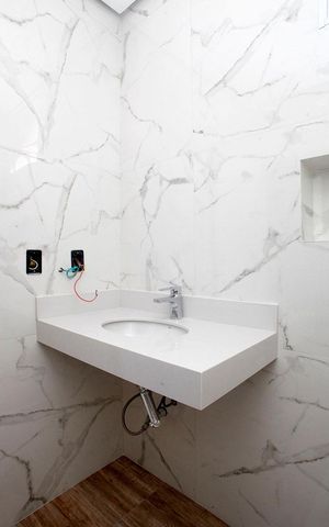 Casa à venda com 300m², 5 quartos e 5 vagasBanheiro Quarto 1 Suíte