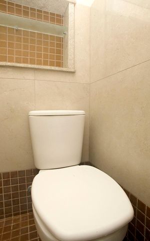 Casa à venda com 300m², 5 quartos e 5 vagasBanheiro Quarto 2 Suíte