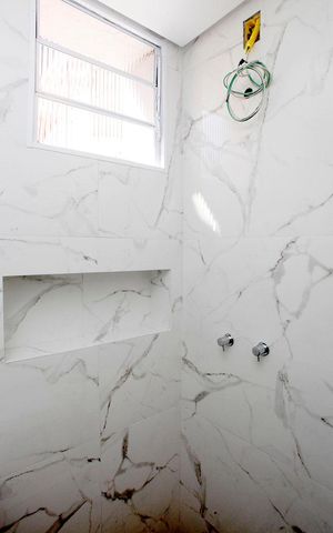 Casa à venda com 300m², 5 quartos e 5 vagasBanheiro Quarto 1 Suíte