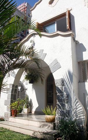 Casa à venda com 300m², 5 quartos e 5 vagasFachada