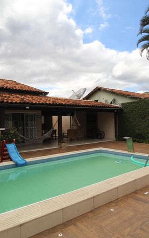 Casa de condomínio à venda com 200m², 4 quartos e 2 vagasPiscina