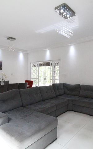 Casa de condomínio à venda com 200m², 4 quartos e 2 vagasSala