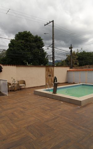 Casa de condomínio à venda com 200m², 4 quartos e 2 vagasQuintal