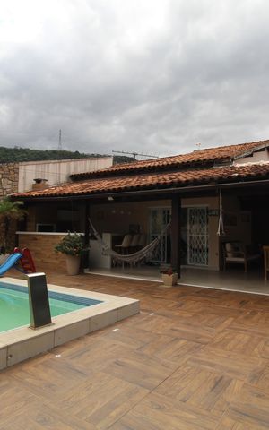 Casa de condomínio à venda com 200m², 4 quartos e 2 vagasFrente da casa