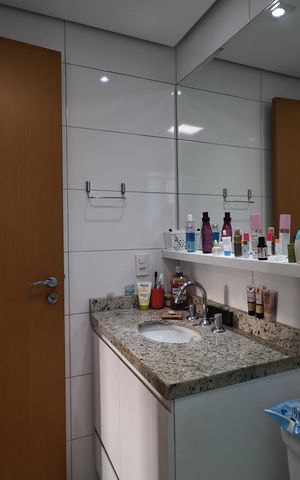Apartamento à venda com 76m², 2 quartos e 2 vagasBanheiro da Suíte