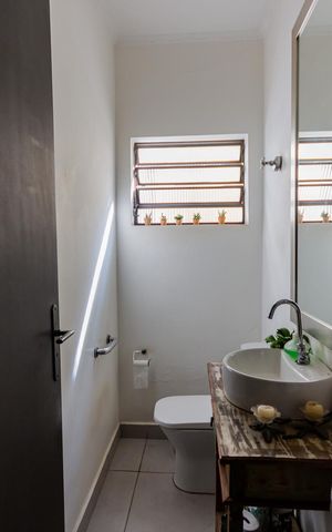 Casa à venda com 220m², 4 quartos e 2 vagas Casa à venda com 220m², 4 quartos e 2 vagasLavabo