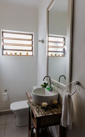 Casa à venda com 220m², 4 quartos e 2 vagas Casa à venda com 220m², 4 quartos e 2 vagasLavabo