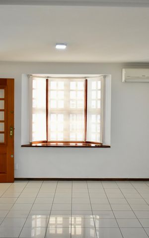 Casa à venda com 140m², 3 quartos e 2 vagas Casa à venda com 140m², 3 quartos e 2 vagasSala