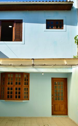 Casa à venda com 140m², 3 quartos e 2 vagas Casa à venda com 140m², 3 quartos e 2 vagasFachada