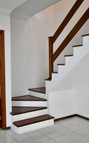 Casa à venda com 140m², 3 quartos e 2 vagas Casa à venda com 140m², 3 quartos e 2 vagasEscada