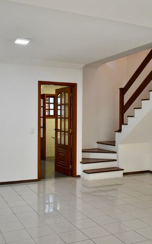 Casa à venda com 140m², 3 quartos e 2 vagas Casa à venda com 140m², 3 quartos e 2 vagasSala