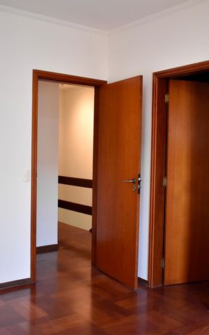 Casa à venda com 140m², 3 quartos e 2 vagas Casa à venda com 140m², 3 quartos e 2 vagasSuíte