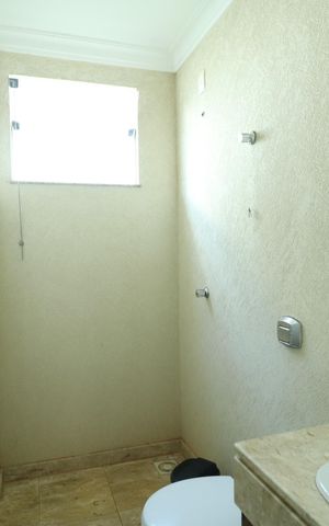 Casa para alugar com 237m², 5 quartos e 3 vagasBanheiro Social 1