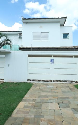 Casa para alugar com 237m², 5 quartos e 3 vagasFachada