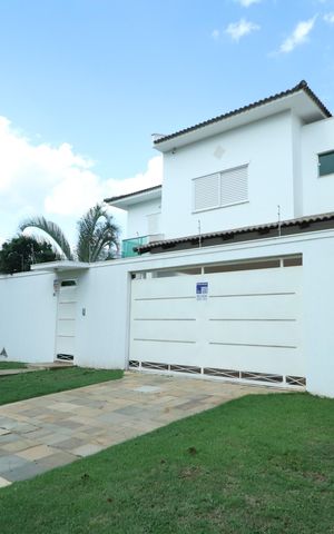 Casa para alugar com 237m², 5 quartos e 3 vagasFachada