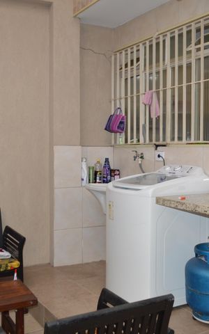 Casa à venda com 220m², 2 quartos e 2 vagasÁrea de Serviço