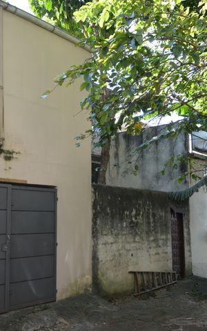 Casa à venda com 220m², 2 quartos e 2 vagasFachada Fundos