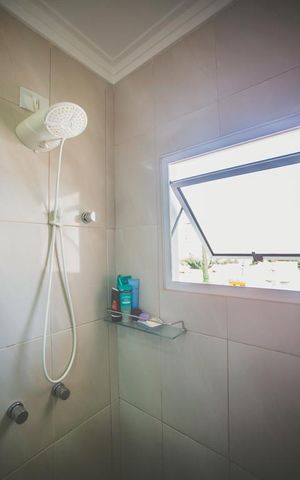 Casa de condomínio à venda com 135m², 3 quartos e 2 vagas Casa de condomínio à venda com 135m², 3 quartos e 2 vagasBanheiro da Suíte