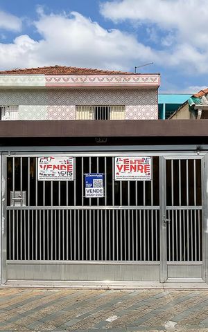 Casa à venda com 200m², 3 quartos e 4 vagasFachada + plaquinha