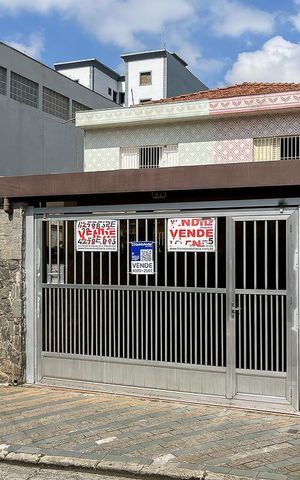 Casa à venda com 200m², 3 quartos e 4 vagasFachada + plaquinha