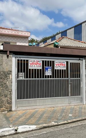 Casa à venda com 200m², 3 quartos e 4 vagasFachada + plaquinha