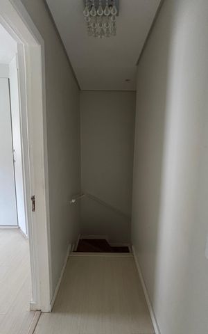 Casa de condomínio à venda com 100m², 2 quartos e 1 vaga Casa de condomínio à venda com 100m², 2 quartos e 1 vagaEscada